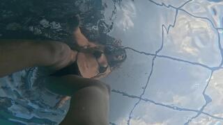 Underwater Ass Smother: 4k hd