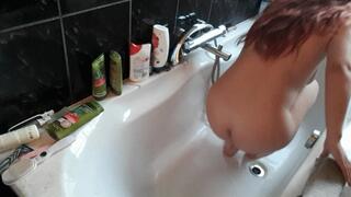 Pissing on my face and body (pee)