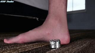 Queen crushes pervy aliens! - MOV