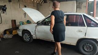 Explaining to the mechanic that no matter how much I pump the pedals the car won't start (1) (Fantasy)