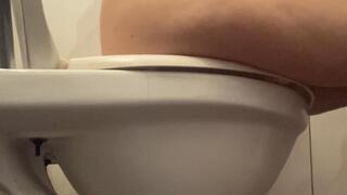 Afternoon toilet comes out a lot of chocolate cookies