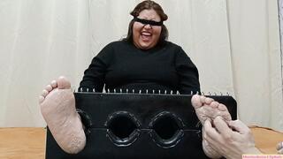 Lickling and tickling the Lisa´s wide feet