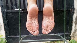 A very, very wrinkled and delicious foot soles up close(3)