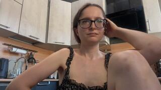 Emma plays with pens and is surprised that she is blind (second part of the video)