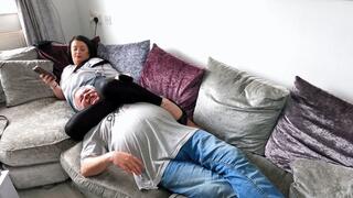 Neck Scissors In Wet Look Leggings (4K)