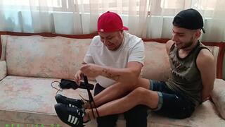 FERCHO HACE COSQUILLAS A MITCH