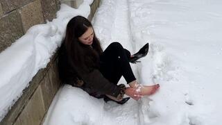 Best 20 min! Sexy Alena twisted ankle in snow, girl walks in one shoe, twisted ankle girl, high heels on snow