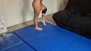 Lady Queen defends herself from a thief