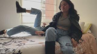 Dos lesbianas cumplen su fetiche de follar con chaquetas y botas de cuero