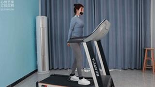 xy151-The yoga teacher was handcuffed and shackled and walked on the treadmill