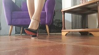 Stella crossed legs goddes in black stilettos