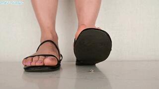 GILF worn sandals crush! - MP4
