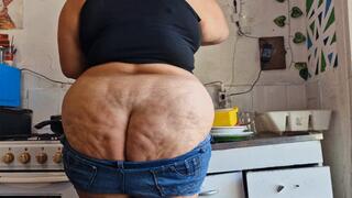 BBW BUTTCRACK FETISH IN JEANS DOING THE DISHES