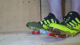 Saucony Showdown 4 piecing Cola cans