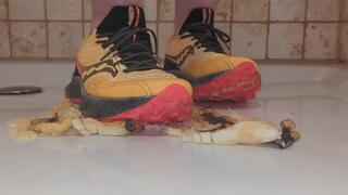 Saucony Endorphin Trail eating Banana