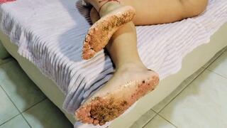 The soles of the beautiful Cintia very dirty everywhere (55)