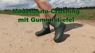 Crushing model cars with rubber boots - Modellautos mit Gummistiefeln zertreten