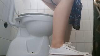 Big pee in the bar bathroom 720HD