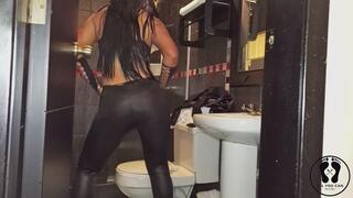 LATIN HOT MILF PISS IN THE SHOWER PUTTING THING UP HER PUSSY