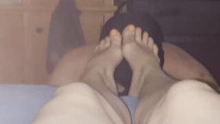 Watch him worship my feet and make me squirt!