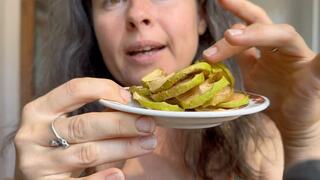 Chewing dried appels mpeg