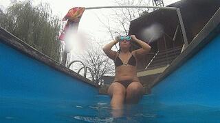 MASTURBATION UNDERWATER IN SWIMMING POOL la