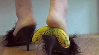 Sexy housewife Sophia totally flattens a banana in her high heel slippers