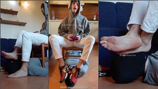 Be my footrest while I play videogames ( 4K )