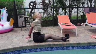 Satin secretary enjoys some water bound orgasms (MP4 HD 6000kbps)