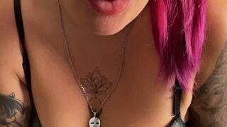 looner girl blow and pop cristall balloon and suck dildo