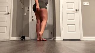 215 lbs 97 kg tall 190 cm Heavy size 13 woman giantess crush fetish barefoot potatoes peanuts candyes and ping pong balls under bare heel