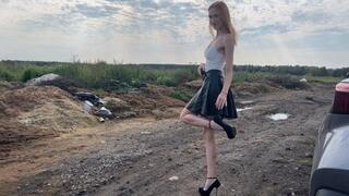 A girl in thin-heeled shoes accidentally stepped in the mud on a country road, but she was not upset because there will always be someone who wants to wash her shoes