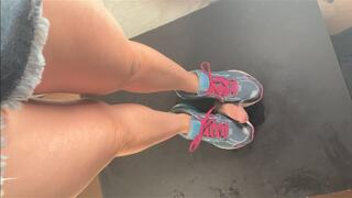 A Shoejob in Running Shoes - Tramplegirl crushes cock and gives a shoejob in well worn Brooks Sneakers - spiiting - multiedit - 4k quality