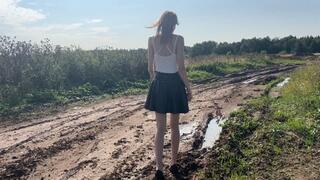 A girl in high-heeled shoes wanted to smear her shoes with mud, but did not expect that it would be so deep that her feet would be sucked inside