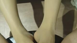 skin pantyhose and bare feet footjob cumshot