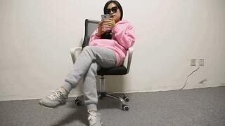 Sneakers shatter the angle of different lenses for the rooster