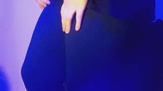 Sherry se pisse dessus pendant son cours de danse