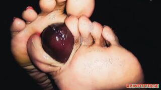 Footfuck in the dark flipflop super messy edition