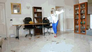 In the room with bananas AVI (1920x1080) FHD
