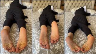 Kawtar - wide wrinky hijabi feet pose 2