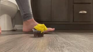 215 lbs 97 kg tall 190 cm Heavy size 13 woman giantess crush fetish barefoot cupcake big soles