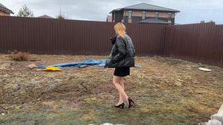 A girl in retro high-heeled shoes got stuck in the mud, the mud slowly sucked in her shoes and feet (reissue)