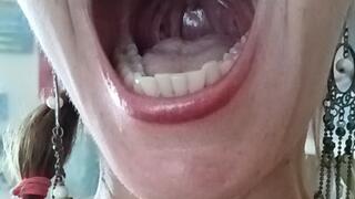 Lania abre su preciosa boca a cámara lenta