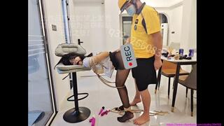 The beauty asked her boyfriend to tie her up as a welfare for the delivery man