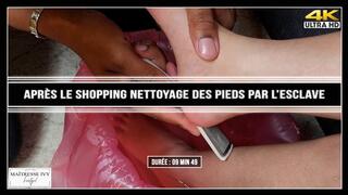 Après le shopping nettoyage des pieds par l'esclave 4K