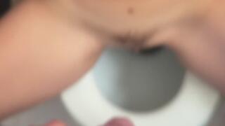 A friend just pee on my pussy!!!