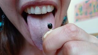 Lania parla amb el seu mini esclau i li diu que viurà a la seva boca per sempre