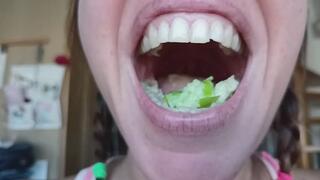 Lania se come una manzana a cámara lenta