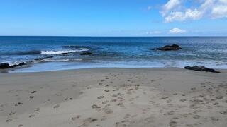 Accidentally Pee in yoga pants at the beach while doing exercises