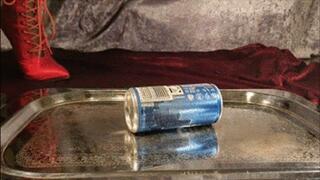 I crush the can and plastic bottle - Ich zertrete Dose und Plastikflasche